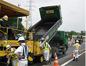 �{�H����